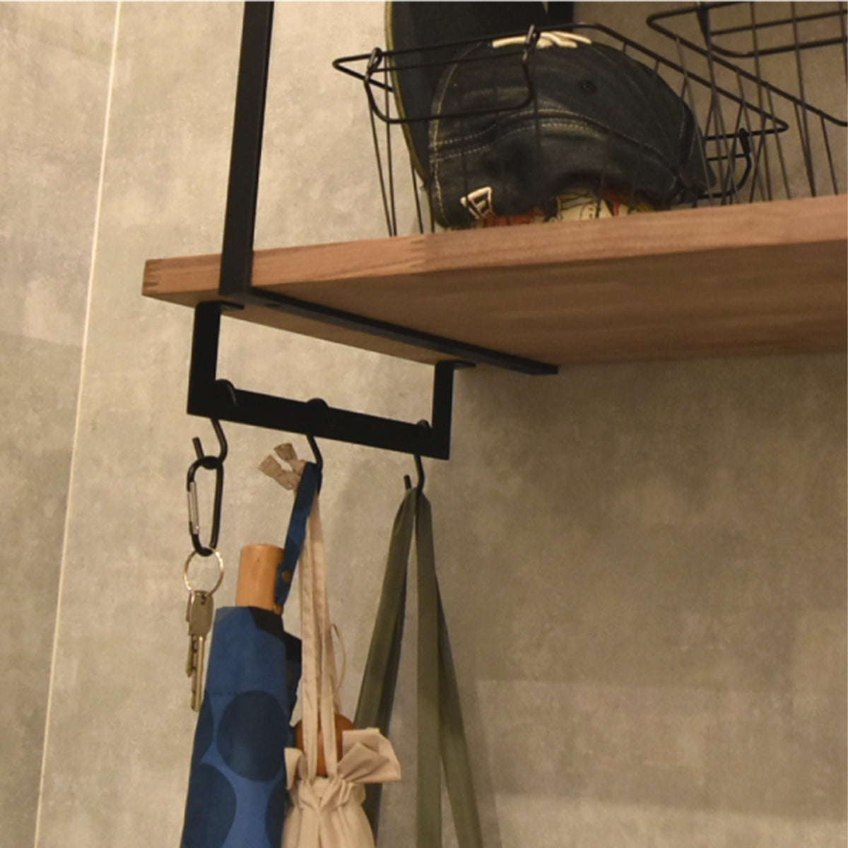 付属のフラットバーフックは、棚板の下に取り付けるとフックになります。